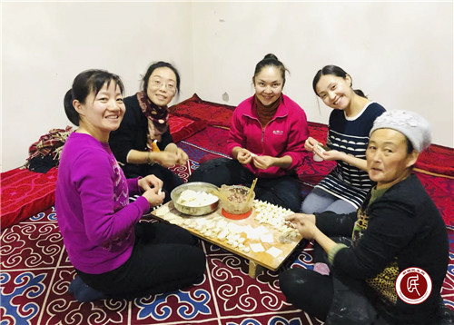 阿合奇县:贴春联剪窗花 我和亲戚一起过新年